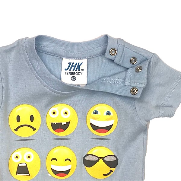 Gaiši zils bodijs ar dzeltenām emoji aplikācijām "JHK"