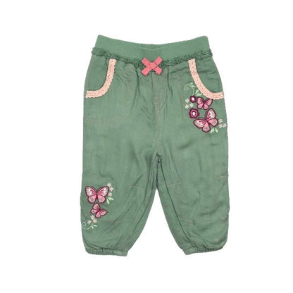 "M&Co" zaļas bikses ar taureņiem un puķītēm