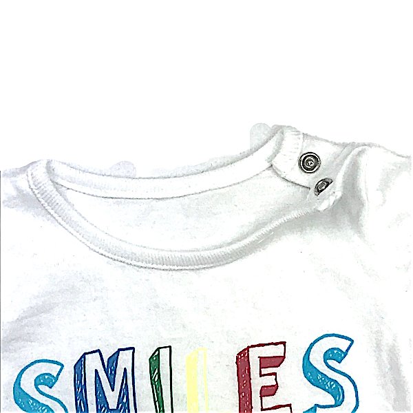 Balts T-krekliņš ar krāsainu uzrakstu "Smiles for daddy"