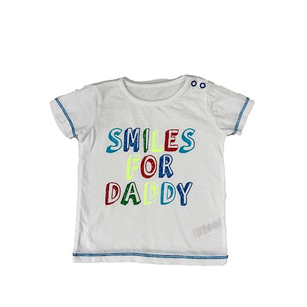 Balts T-krekliņš ar krāsainu uzrakstu "Smiles for daddy"