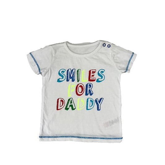 Balts T-krekliņš ar krāsainu uzrakstu "Smiles for daddy"
